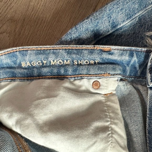 American Eagle women’s light blue distressed “baggy mom short” size 14 - Picture 4 of 9